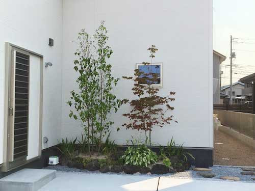 樹木や花を組み合わせた小さなお庭事例の写真3