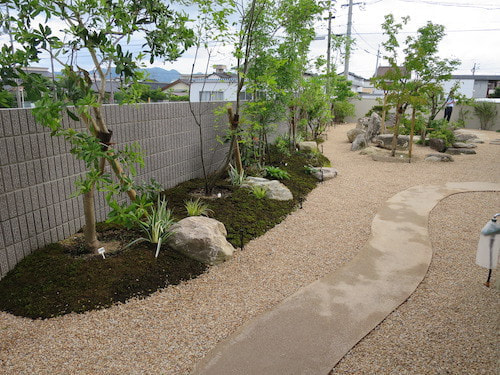 固める土の庭路の写真